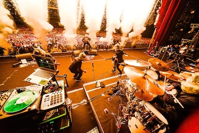 MAN WITH A MISSION「Tales of Purefly Tour 2014」幕張メッセ公演の様子。