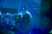 DJ Santa Monica(DJ)。後列はサポートで参加した吉田宇宙ストリングのメンバー。