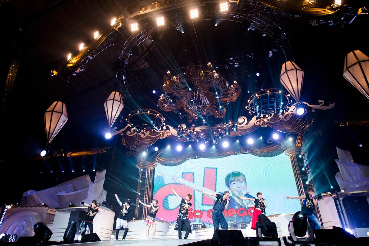 AAA「AAA ARENA TOUR 2014 -Gold Symphony-」国立代々木競技場第一体育館公演の様子。