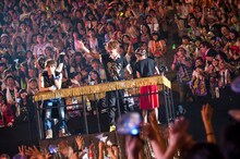 トロッコに乗ってファンの近くで歌うAAA。