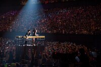 トロッコに乗ってファンの近くで歌うAAA。