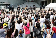 高橋優「高橋優『太陽と花』発売記念スペシャルフリーライブ」の様子。