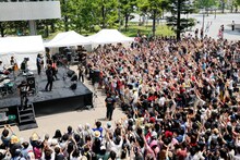 高橋優「高橋優『太陽と花』発売記念スペシャルフリーライブ」の様子。