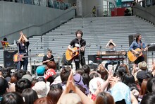 高橋優「高橋優『太陽と花』発売記念スペシャルフリーライブ」の様子。