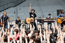 高橋優「高橋優『太陽と花』発売記念スペシャルフリーライブ」の様子。