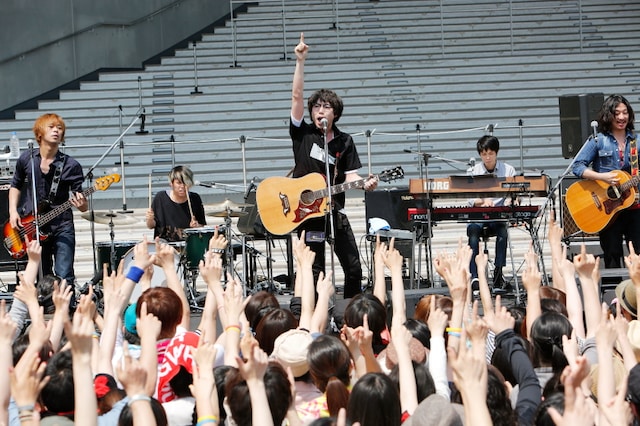 高橋優「高橋優『太陽と花』発売記念スペシャルフリーライブ」の様子。