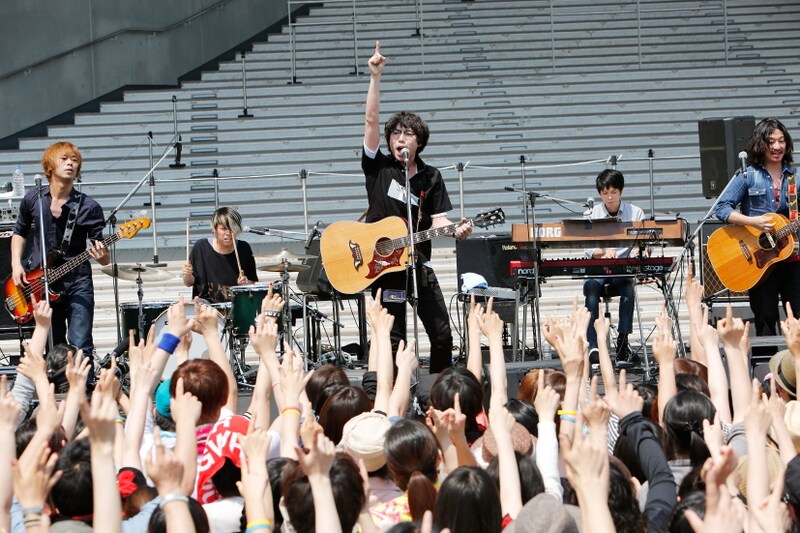 高橋優「高橋優『太陽と花』発売記念スペシャルフリーライブ」の様子。