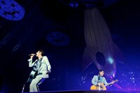 ゆず「YUZU ARENA TOUR 2014 新世界」北海道・真駒内セキスイハイムアイスアリーナ公演の様子。