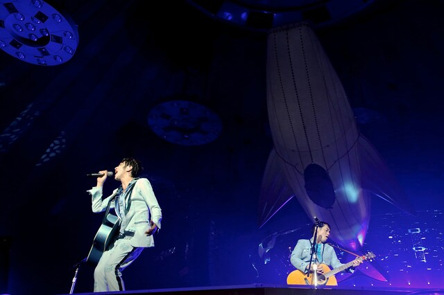 ゆず「YUZU ARENA TOUR 2014 新世界」北海道・真駒内セキスイハイムアイスアリーナ公演の様子。