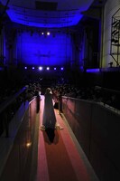 白いベールをまとい、ゆっくりと教会を歩く牧野由依。