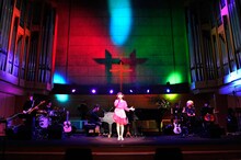 牧野由依「Yui Makino Concert “Re: あのぉ～、新曲はいつですか？”」の様子。