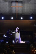 十字架を背に「hologram」を歌う牧野由依。