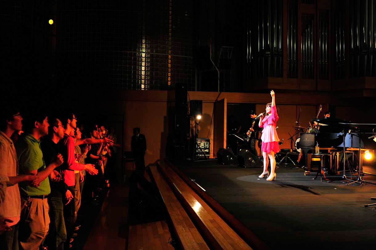牧野由依「Yui Makino Concert “Re: あのぉ～、新曲はいつですか？”」の様子。