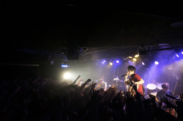 UVERworld「UVERworld LIVE TOUR 2014 Warm-UP Gig」東京・Shibuya eggman公演の様子。