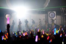 「アップアップガールズ（仮）1st全国ツアー アプガ第二章（仮）進軍～中野サンプラザ 超決戦～」の様子。