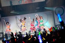 「アップアップガールズ（仮）1st全国ツアー アプガ第二章（仮）進軍～中野サンプラザ 超決戦～」の様子。