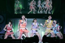 「アップアップガールズ（仮）1st全国ツアー アプガ第二章（仮）進軍～中野サンプラザ 超決戦～」の様子。