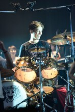 桜井誠（Dr）（撮影：橋本塁）