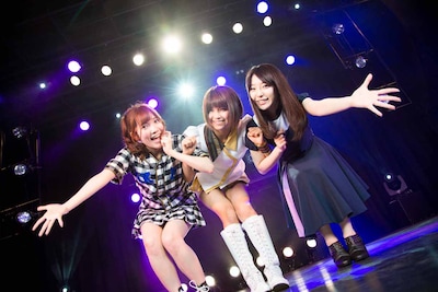 左から谷尾桜子（ひめキュンフルーツ缶）、天野なつ（LinQ）、白戸佳奈（Dorothy Little Happy）。