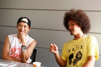 左からSAMBU（Dr）、K5（G）。