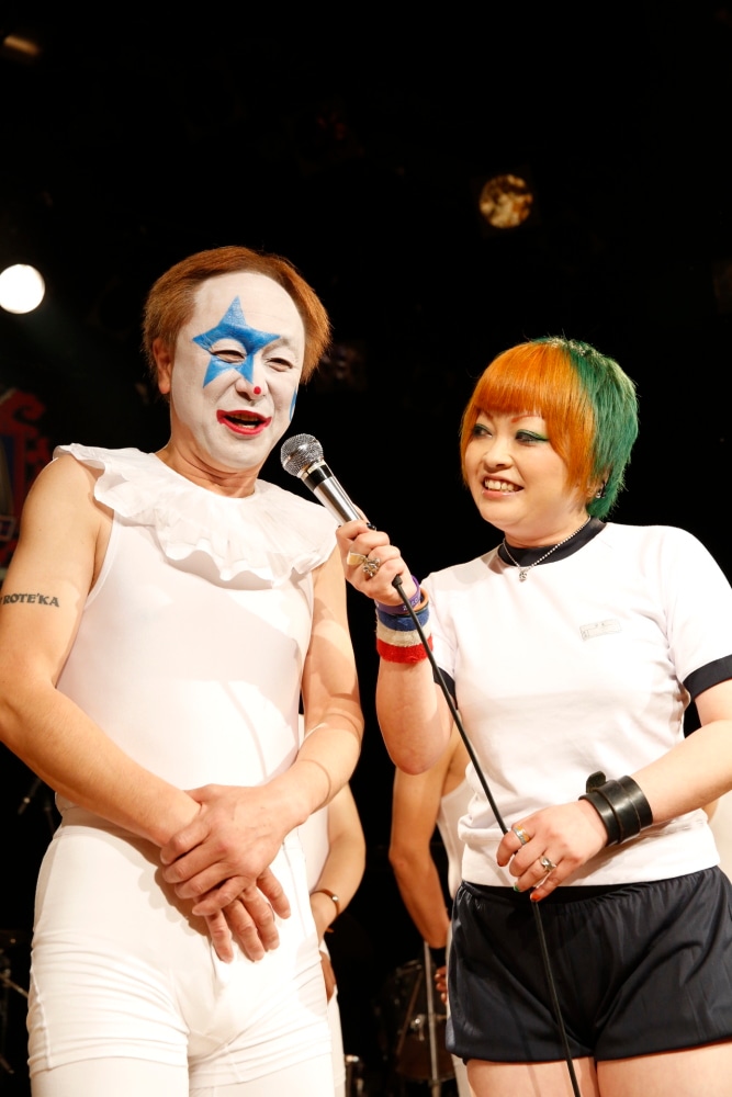 左からアツシ（Vo）、まちゃまちゃ。