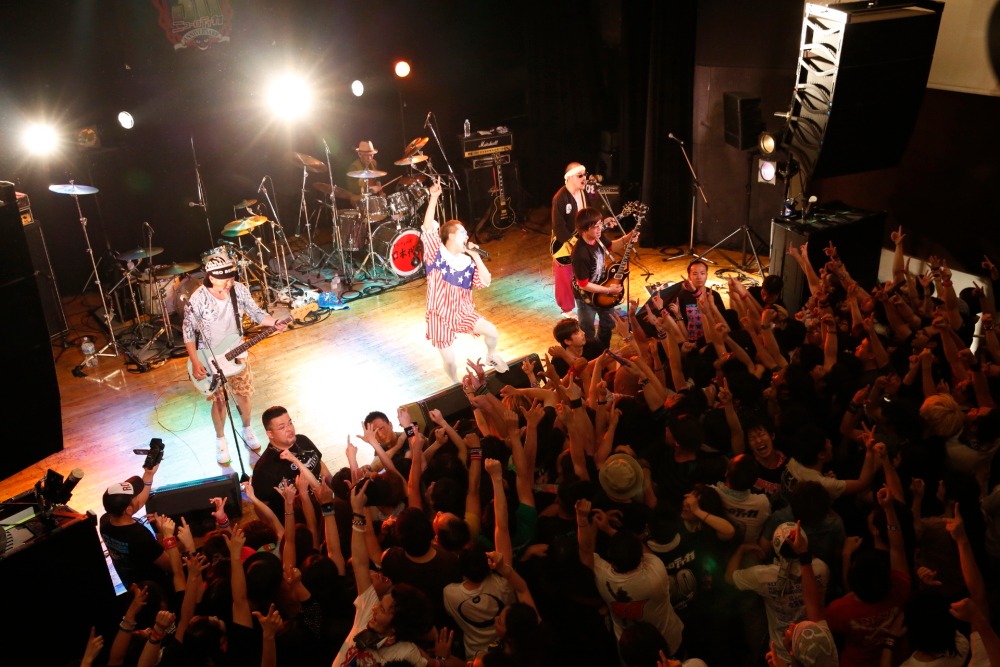 ニューロティカ「30周年記念ワンマン『8人だよ！ 全員集合！』」大阪・umeda AKASO公演の様子。
