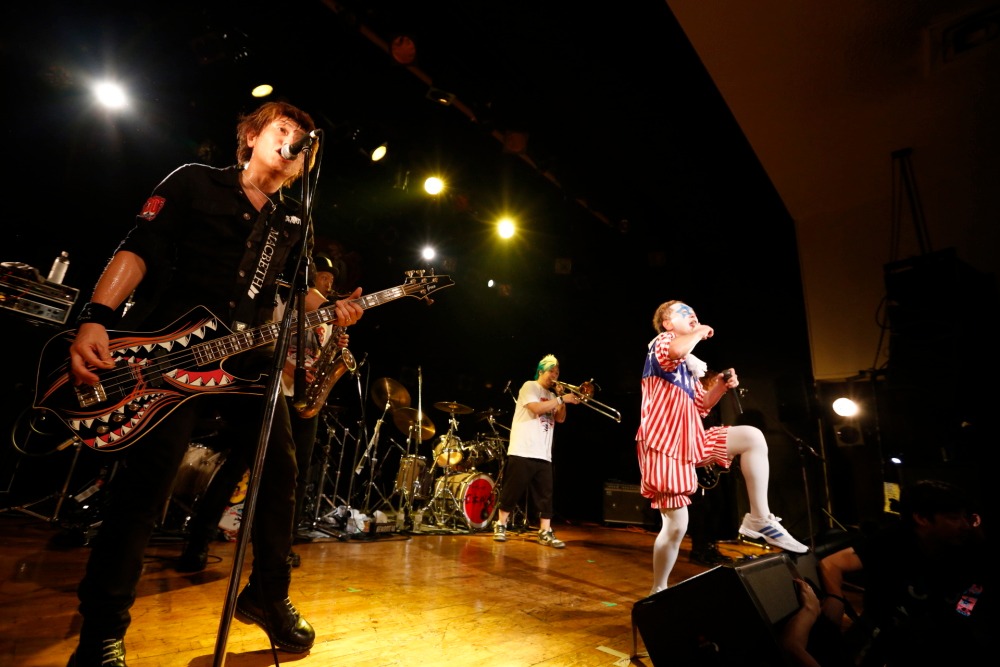 ニューロティカ「30周年記念ワンマン『8人だよ！ 全員集合！』」大阪・umeda AKASO公演の様子。