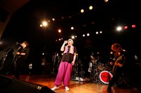 ニューロティカ「30周年記念ワンマン『8人だよ！ 全員集合！』」大阪・umeda AKASO公演の様子。