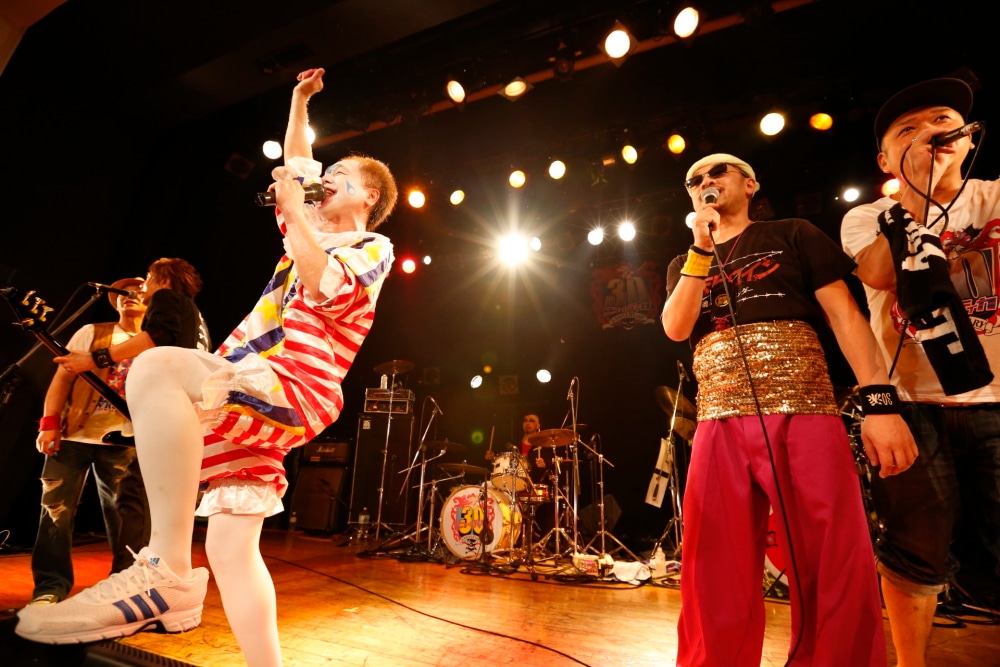 ニューロティカ「30周年記念ワンマン『8人だよ！ 全員集合！』」大阪・umeda AKASO公演の様子。