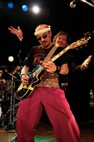 左から修豚（Vo, G）、リョウ（G）。