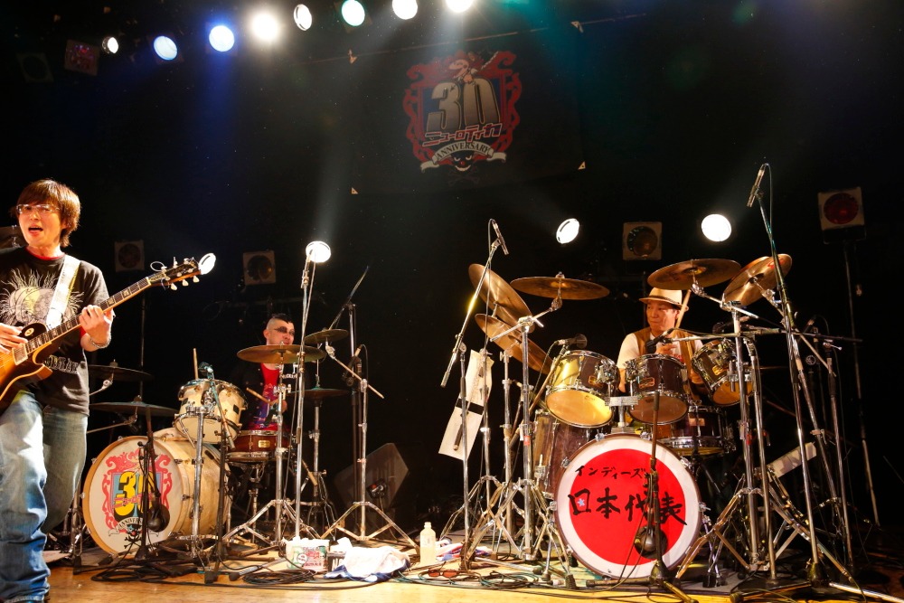 ニューロティカ「30周年記念ワンマン『8人だよ！ 全員集合！』」大阪・umeda AKASO公演の様子。