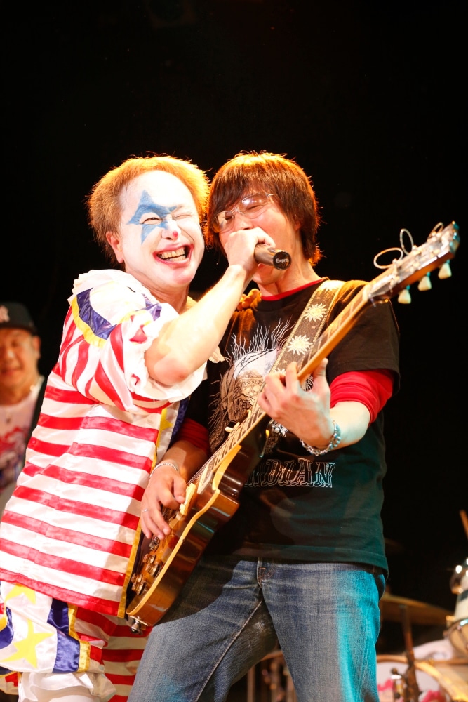 左からアツシ（Vo） 、ジャッキー（G） 。