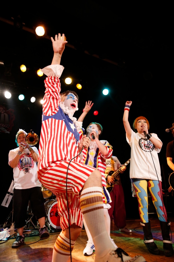 ニューロティカ「30周年記念ワンマン『8人だよ！ 全員集合！』」大阪・umeda AKASO公演の様子。