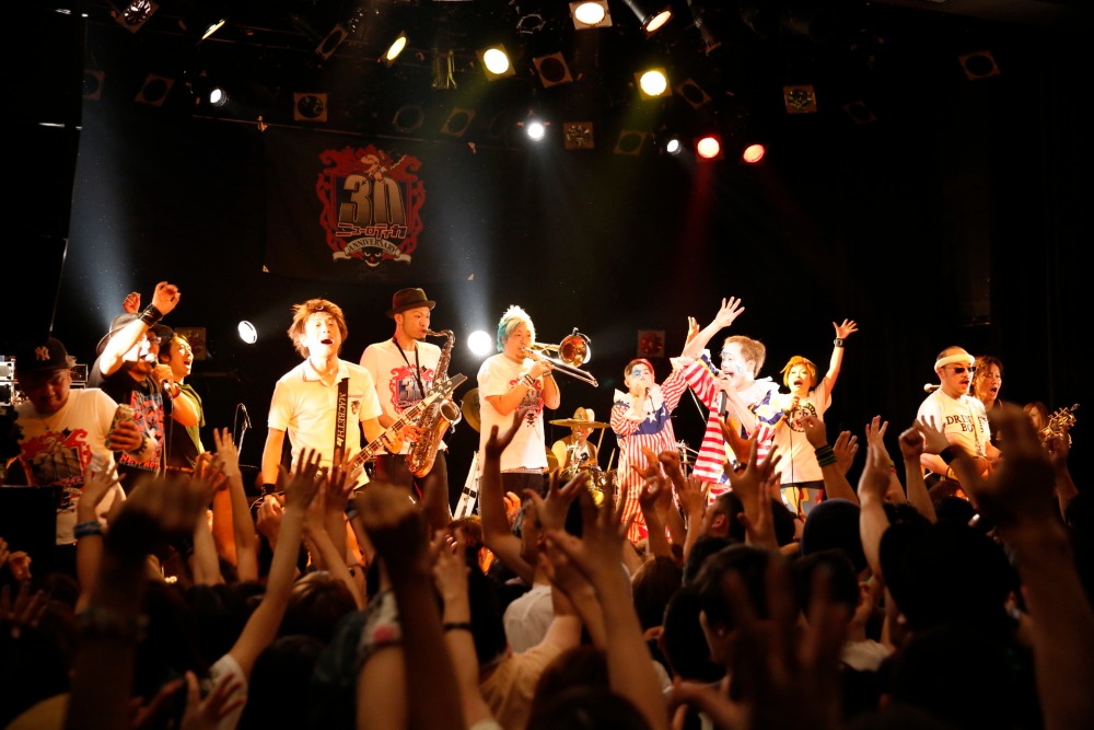 ニューロティカ「30周年記念ワンマン『8人だよ！ 全員集合！』」大阪・umeda AKASO公演の様子。