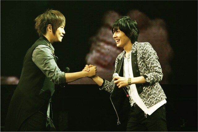 左からアシン（Mayday /  Vo）と山村隆太（flumpool）。