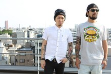 左からMAH（SiM）、Kazuki（FACT）。