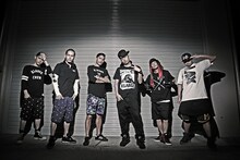 「GRAND MASTER」所属アーティスト。左から2WINの2人、Zeebra、EGO、SHOW GUNのメンバー2人。