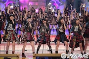 「HEY!HEY!HEY! 特別篇 さよなら大島優子AKB48ラストステージ生中継SP」よりAKB48の収録ライブの様子。 (c)フジテレビジョン