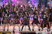 「HEY!HEY!HEY! 特別篇 さよなら大島優子AKB48ラストステージ生中継SP」よりAKB48の収録ライブの様子。 (c)フジテレビジョン