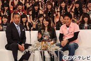 「HEY!HEY!HEY! 特別篇 さよなら大島優子AKB48ラストステージ生中継SP」よりダウンタウンを交えてトークする大島優子。 (c)フジテレビジョン
