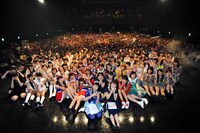 「@JAM 2014」アイドルDAY出演者による記念撮影の様子。