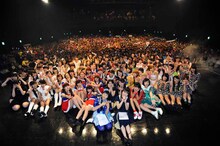 「@JAM 2014」アイドルDAY出演者による記念撮影の様子。