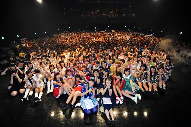「@JAM 2014」アイドルDAY出演者による記念撮影の様子。