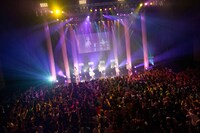 Dorothy Little Happyによる「デモサヨナラ」歌唱の様子。