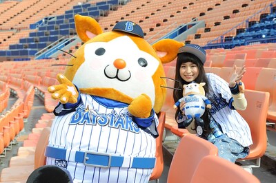 左から横浜DeNAベイスターズのマスコットキャラ・DB.STARMAN、トミタ栞。