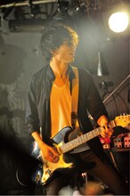 鈴木重伸（G / THE ORAL CIGARETTES）（撮影：河上良）