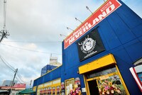 「THE ORAL CIGARETTES ワンマンライブ～新都東京へ攻め込む（から同時に古都奈良で初ワンマンやっちゃうよ！）の巻～」が開催された奈良・奈良NEVER LAND外観。（撮影：河上良）