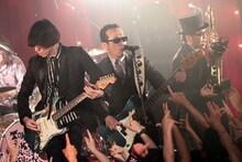 左から加藤隆志（G）、川上つよし（B）、GAMO（Tenor sax）。（撮影：柴田恵理）