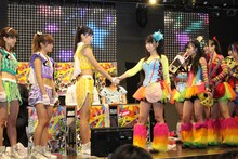 記者会見にて火花を散らすアップアップガールズ（仮）と仮面女子。