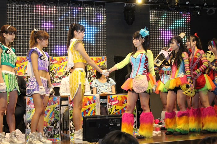 記者会見にて火花を散らすアップアップガールズ(仮)と仮面女子。